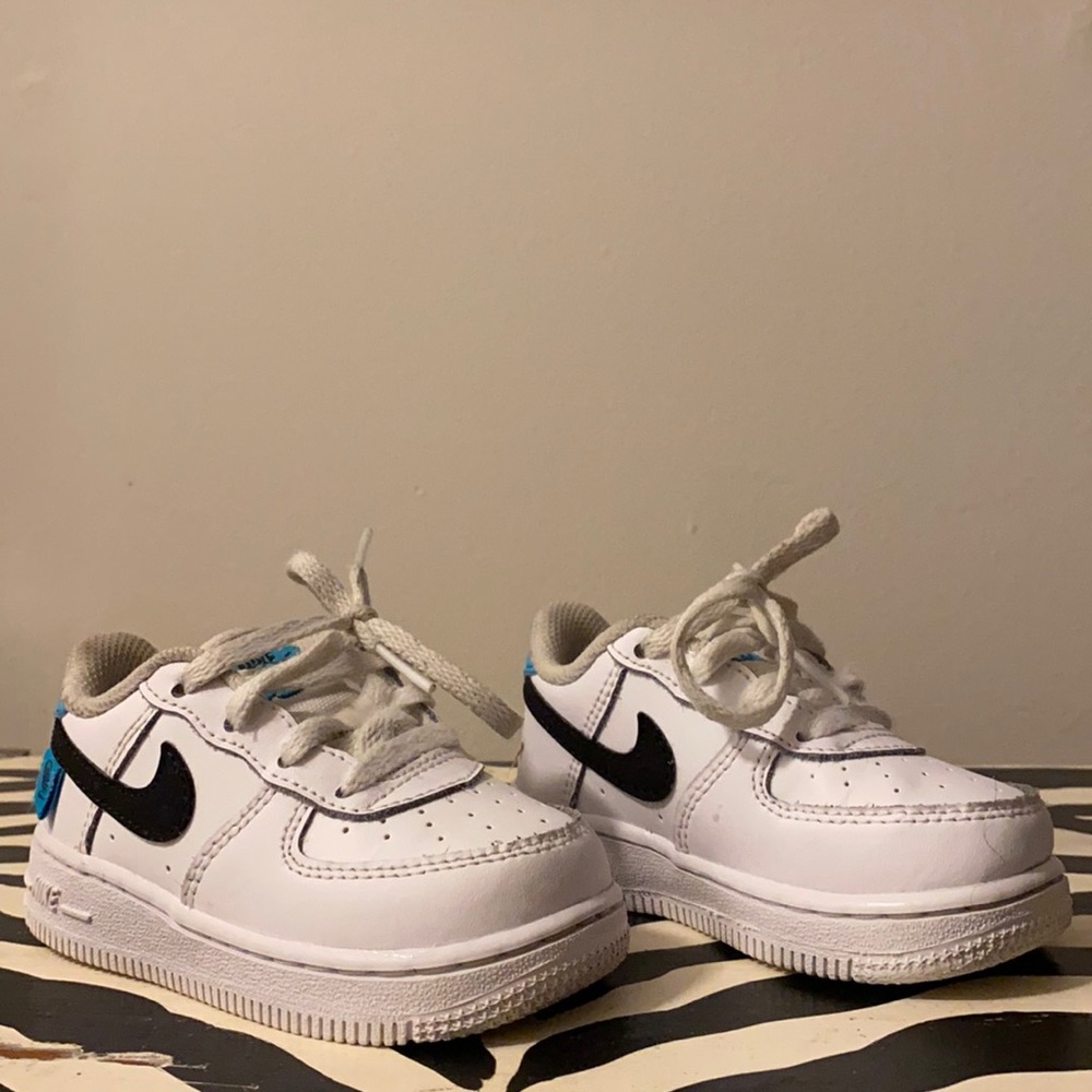 White nike sneakers